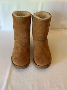 UGG Australia Short Suede Boot - Chestnut Brown Size US 8